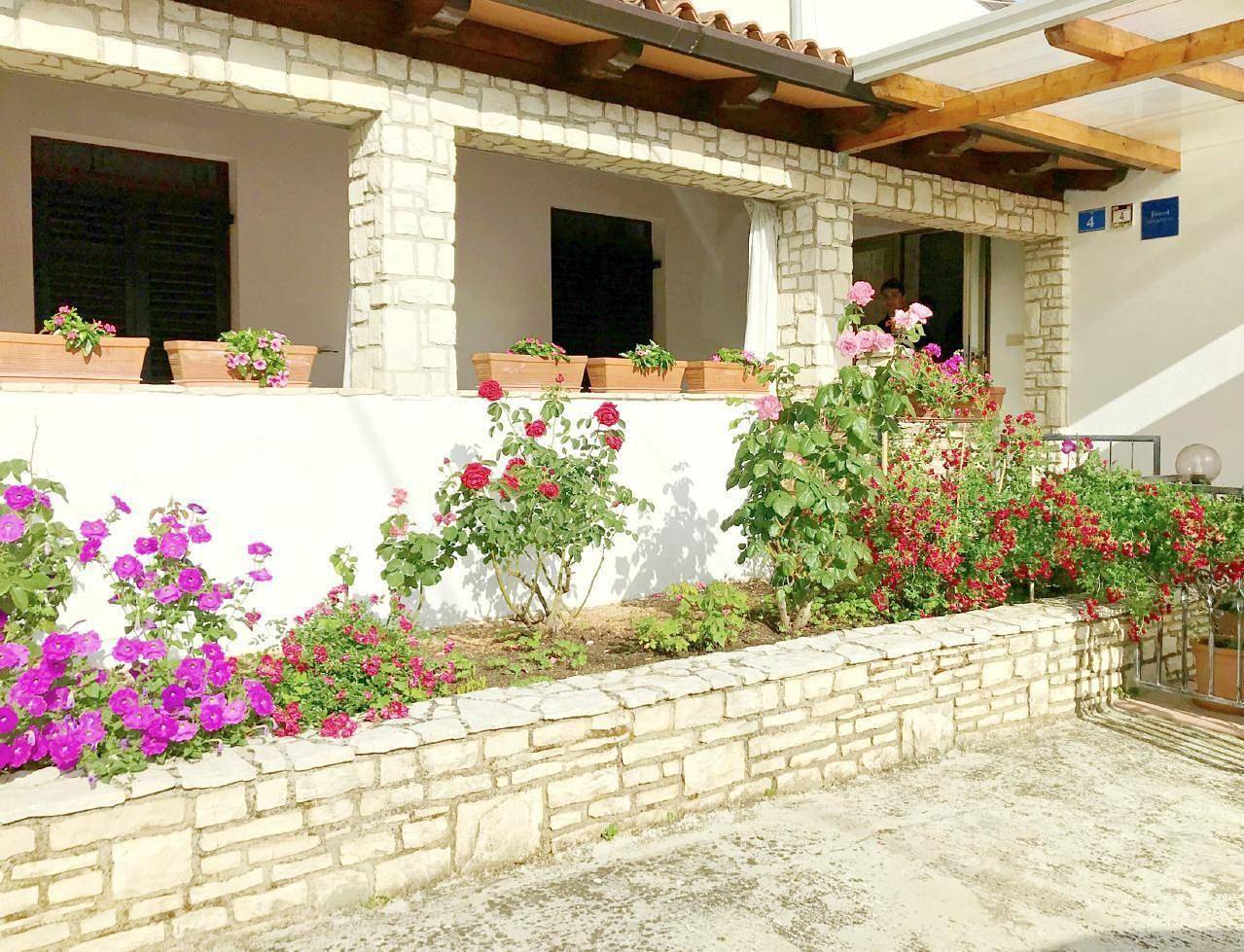 Schönes Ferienhaus in Zambratija mit Terrasse und Nah am Strand in Zambratija, Umag und Umgebung