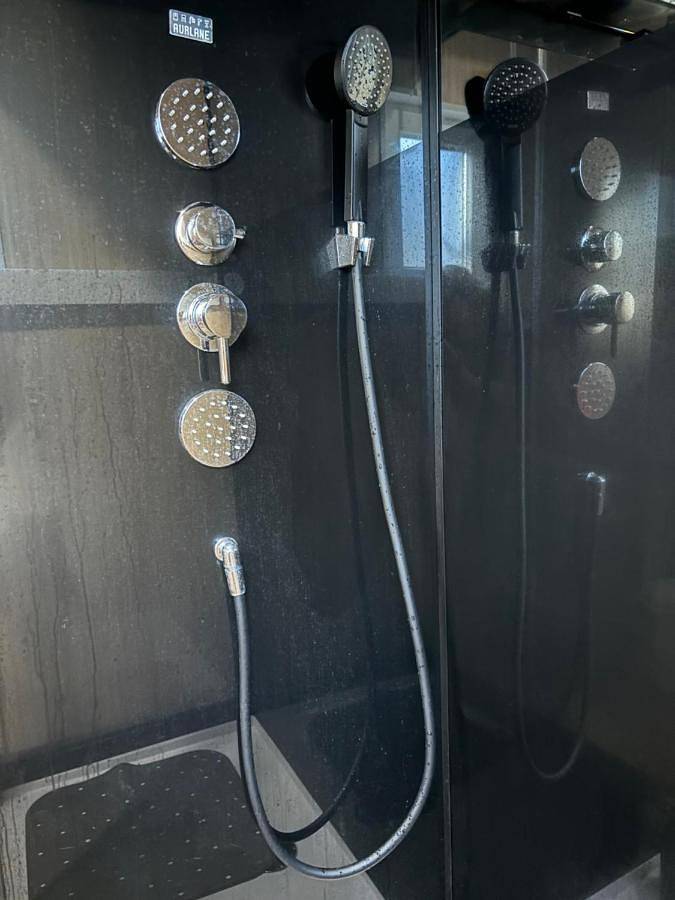 Camping pour 6 personnes, avec vue et piscine ainsi que terrasse et jardin à Puget-sur-Argens - 4