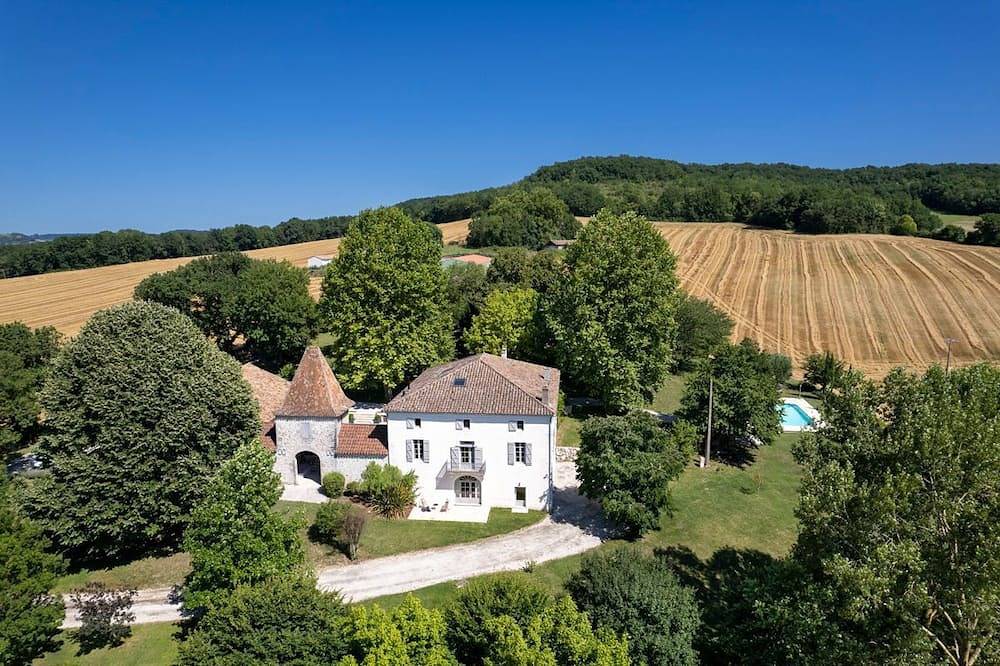 Manoir Campagnard - Sept Chambres Villa, Couchages 16 in Pinel-Hauterive, Région de Villeneuve-sur-Lot