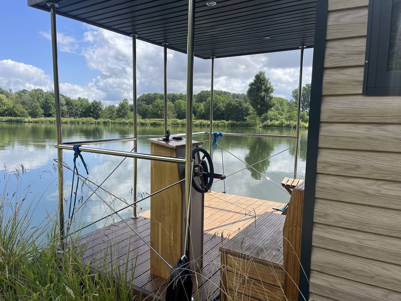 Boot 'Bateau Comfortable Sur L'eau' mit gemeinsamer Terrasse in Vadencourt, Aisne