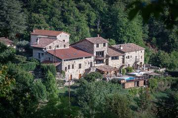Gîte pour 26 personnes, avec piscine et jardin ainsi que jacuzzi et terrasse, animaux acceptés à Asperjoc