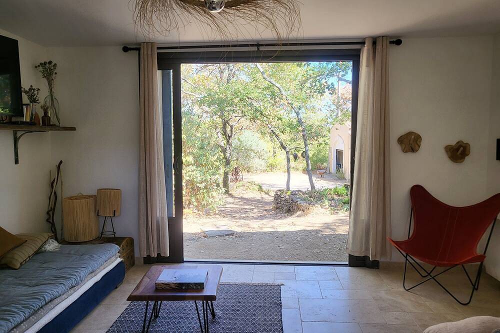 Chambre dans un cabanon privé, salle de bain, Wc, petite cuisine, piscine privée in Ménerbes, Parc naturel régional du Luberon