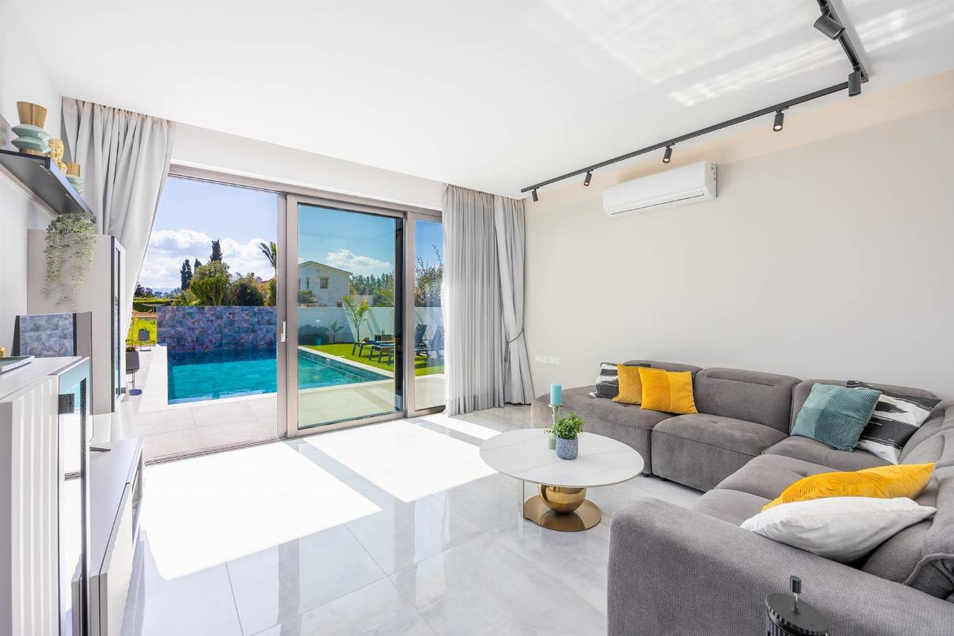 Villa Garden Sunrise and Ocean Sunset in Αργάκα, Südzypern