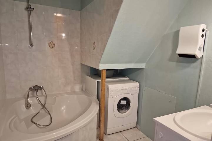 Location de vacances pour 4 personnes, avec terrasse ainsi que jardin et jacuzzi, animaux acceptés à La Roche-Derrien - 3