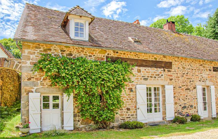 Apartamento de 110 pies cuadrados con aparcamiento, TV, piscina e Internet in Saint-Aurélien, Janailhac