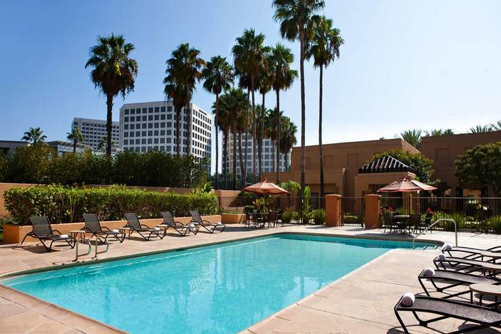 Hôtel pour 2 personnes, avec jacuzzi et piscine ainsi que terrasse et jardin à Phenix