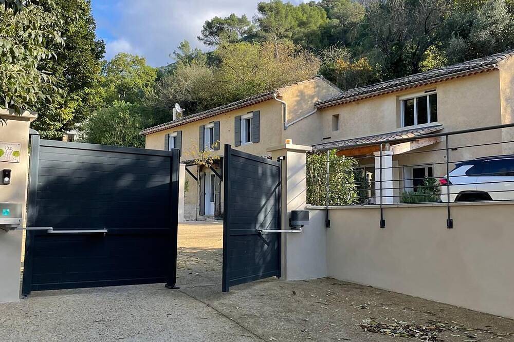 Mas Provencal 10 - 12 persons with swimming pool in Fontaine de Vaucluse in Fontaine-de-Vaucluse, Vaucluse