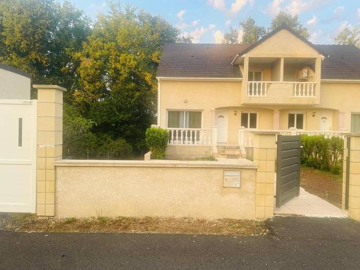 Location de vacances pour 6 personnes, avec Balcon et Terrasse ainsi que Jardin et Vue à Varetz