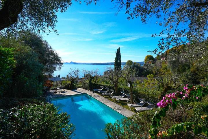 Villa per 8 persone, con panorama e piscina nonché giardino e vista lago, con animali domestici a Gardone Riviera
