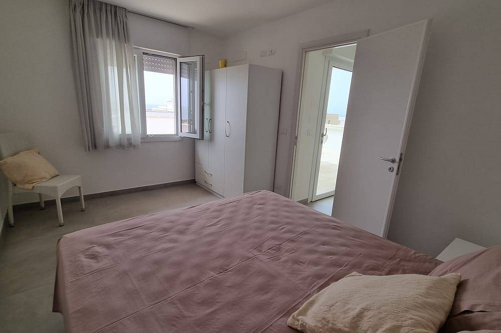 Vacation House Horizon with large veranda on the sea, and only 50mt from the sea. in Lido Marini, Golfe de Tarente