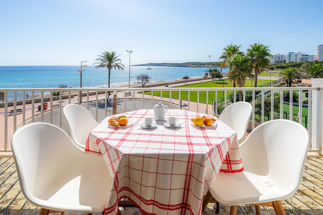 Entire apartment, Holiday Apartment Cala Nau Blau Turquesa with Sea View, Private Covered Terrace & Balcony in Cala Millor, Sant Llorenç des Cardassar