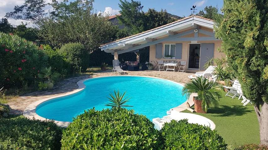 Location de vacances pour 2 personnes, avec vue ainsi que piscine et terrasse à Aubignas