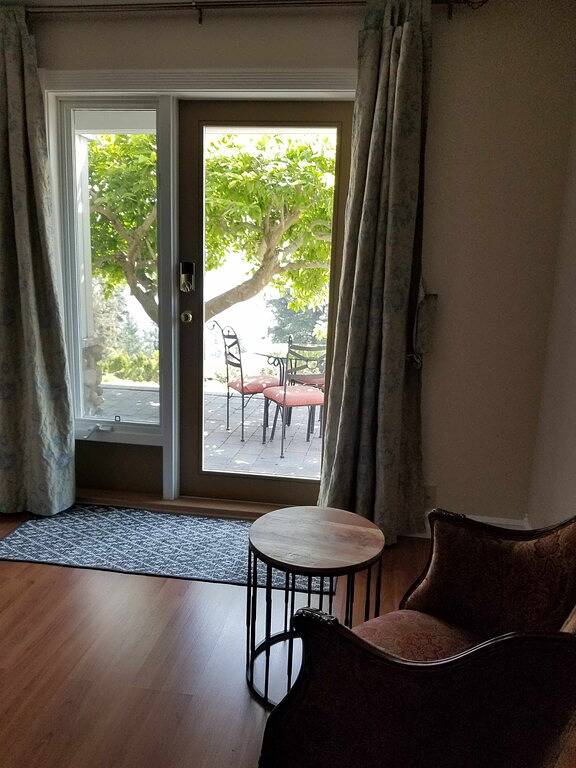 Ganze Wohnung, Quiet location with stunning view, close to downtown, wineries, beaches in West Kelowna, Crystal Mountain