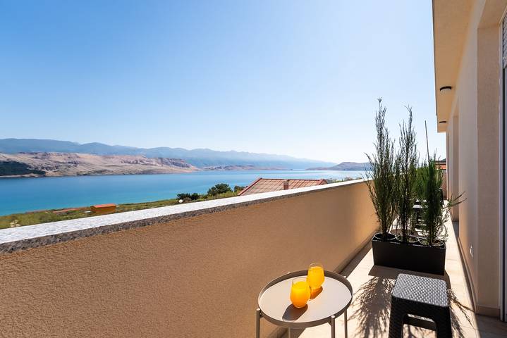 Villa für 8 Personen, mit Terrasse und Garten sowie Pool und Ausblick auf Pag - 2