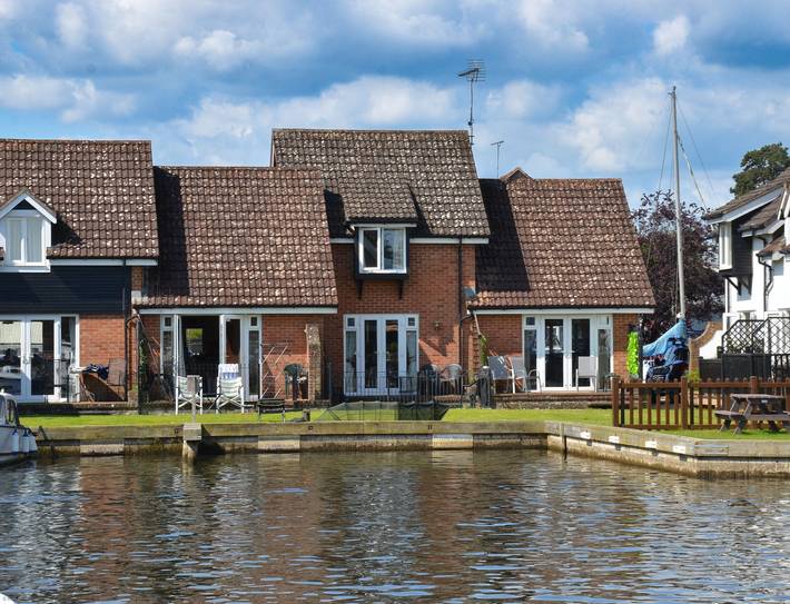 Log cabin for 4 people, with garden, with pets in Wroxham