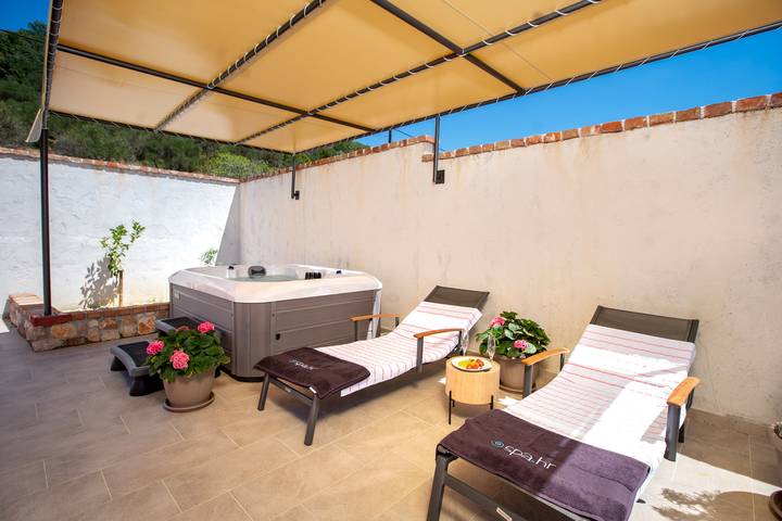 Ferienhaus für 4 Personen, mit Whirlpool und Terrasse sowie Garten in Supetarska Draga