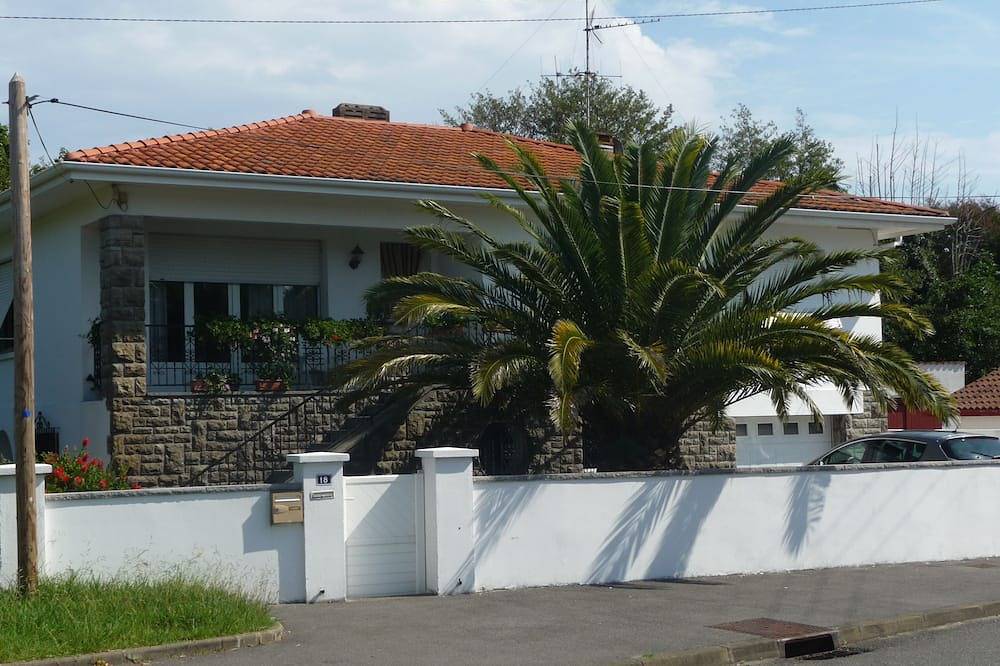 Apartamento entero, Spacious apartment in villa with large private garden and terrace near the sea in Anglet, Region de Bayona