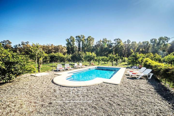 Casa rural para 8 personas, con jardín además de piscina y balcón en Álora