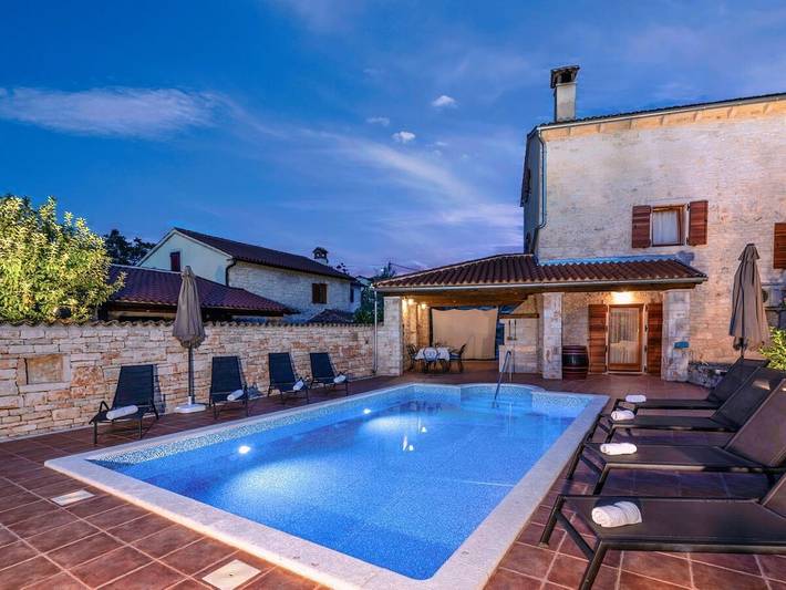 Ferienhaus für 10 Personen, mit Terrasse und Garten sowie Pool