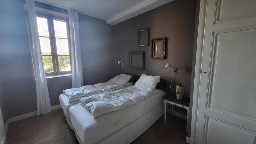 Location de vacances pour 14 personnes, avec jardin ainsi que vue et piscine à La Pacaudière - 2