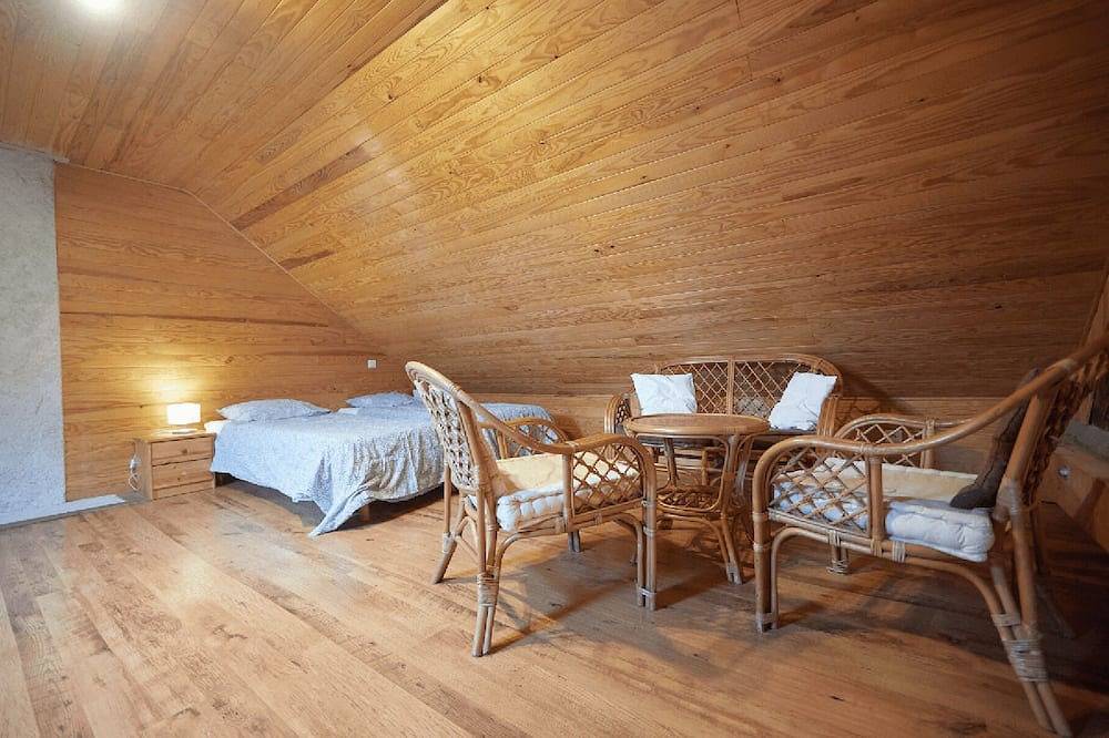 Gite des flâneurs du Jura: Large holiday home for 15 people near Arbois.<br>Land, c in Villette-lès-Arbois, Jura