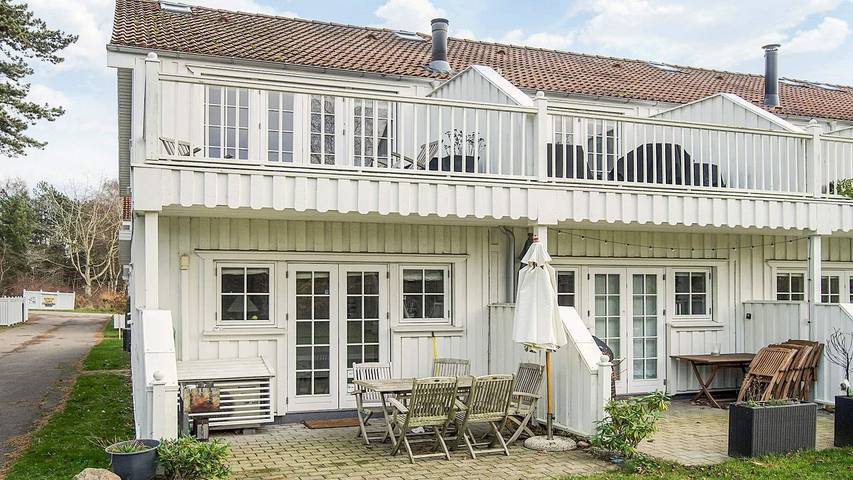 Ferieudlejning for 8 personer, med sauna og jacuzzi såvel som terrasse og pool i Nykøbing Sjælland