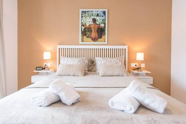 Entire apartment, Beachfront 4bedrooms apartment free parking in Carretera de Cádiz, Malaga