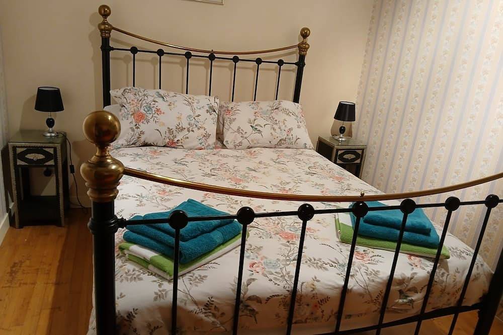 Tranquil House with large pool, set in beautiful private garden. separate Gite in Asnières-en-Poitou, Région de Niort