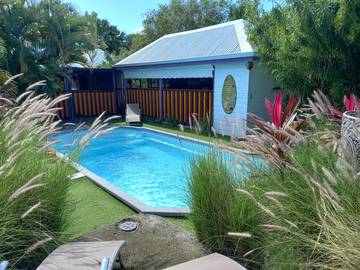 Location de vacances pour 5 personnes, avec terrasse ainsi que jardin et piscine à Saint-François