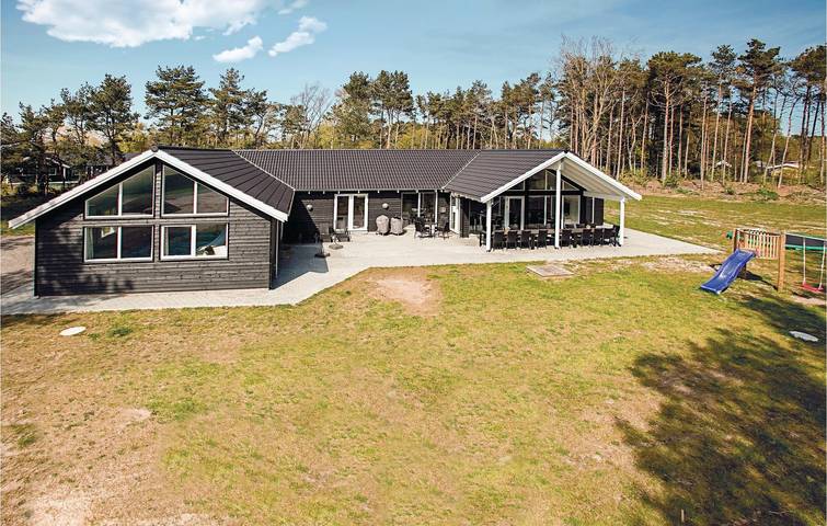 Feriehus for 20 personer, med terrasse og jacuzzi såvel som have og sauna - 1