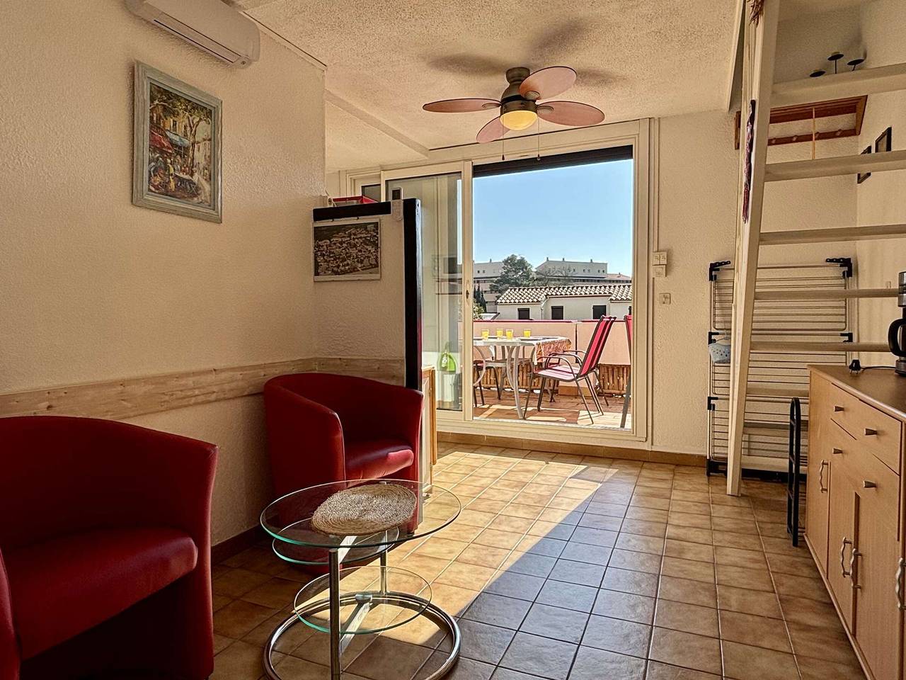 Entire apartment, Argelès-sur-Mer: Mezzanine Apt for 4 with Parking in La Côte Vermeille, Argelès-sur-Mer