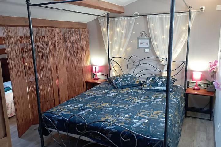 Gîte pour 4 personnes, avec terrasse ainsi que piscine et jardin