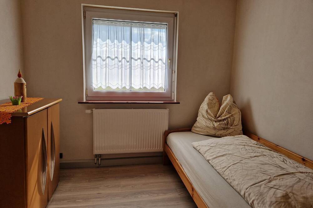 Ganze Wohnung, Gemütliche Ferienwohnung mit Wintergarten und tollem Ausblick in Weißenbrunn, Oberfranken