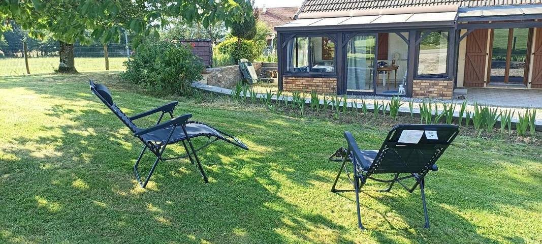 Gîte pour 4 personnes, avec terrasse et vue à Oussières