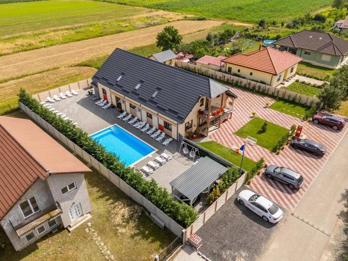 Maison d’hôte pour 2 personnes, avec piscine ainsi que terrasse et jardin, animaux acceptés