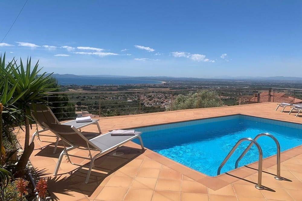 Moderna casa  con piscina privada, vistas al mar, internet de fibra óptica. in El Mas Fumats, Roses