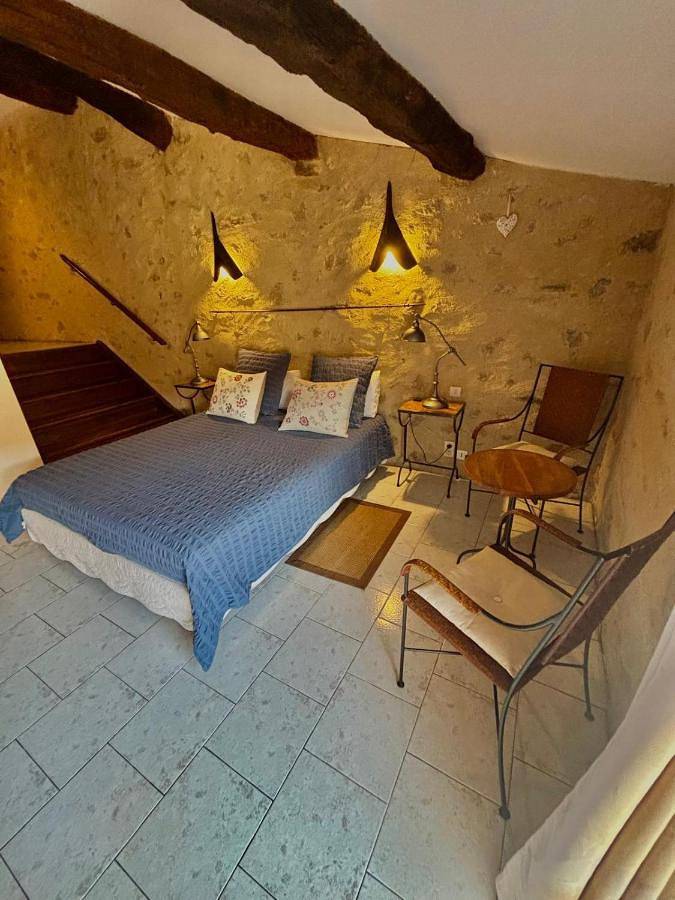 Location de vacances pour 2 personnes, avec jacuzzi et terrasse à Saint-Saturnin-de-Lucian