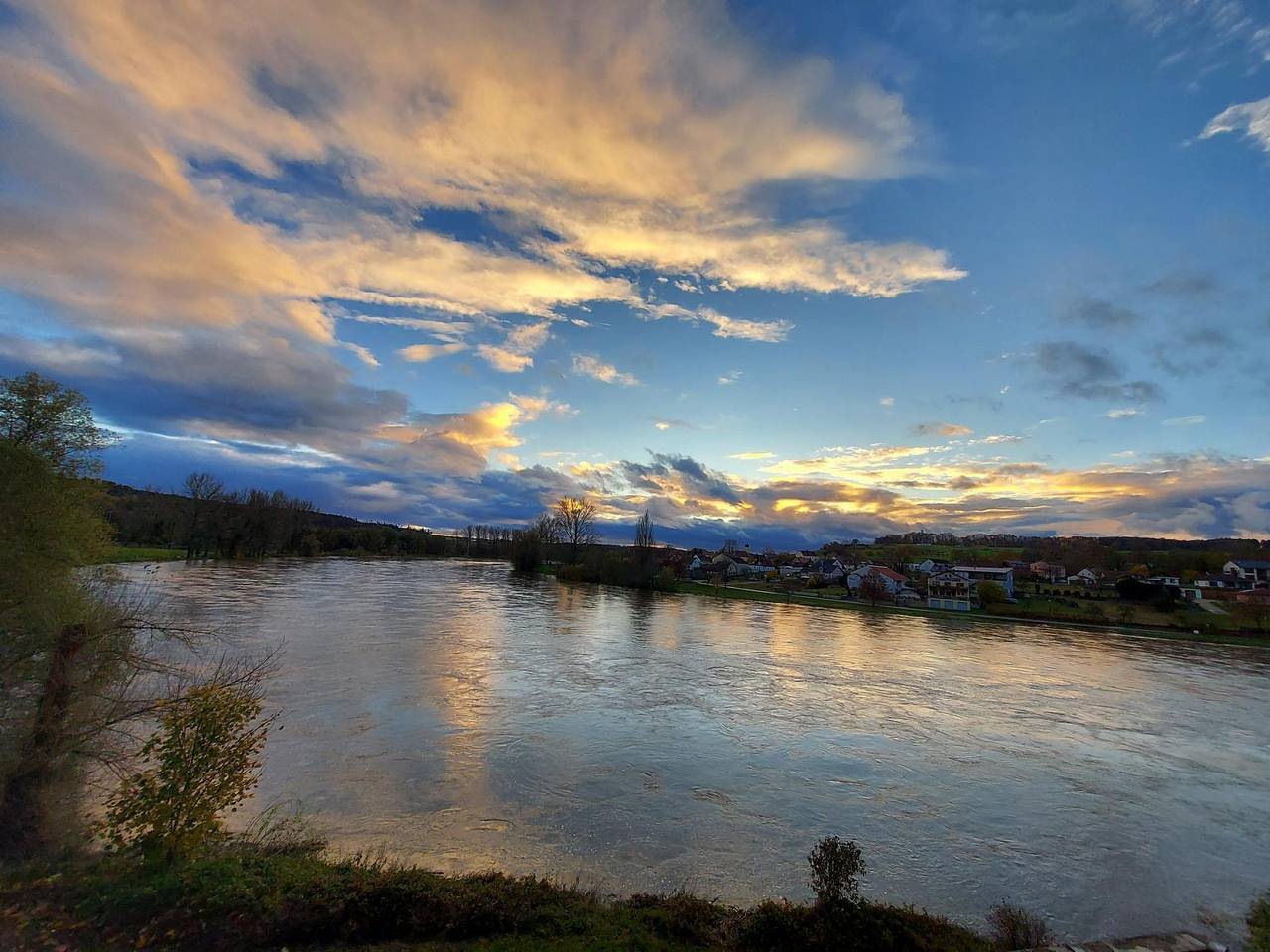 Ferienwohnung und Zimmer zum Donaublick - Ferienzimmer 1 mit Blick auf die Donau in Kelheim, Donaudurchbruch bei Weltenburg