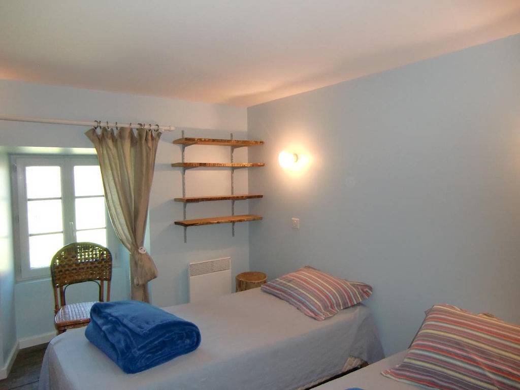 Maison avec spa privé et étang de pêche in Roumégoux, Région d'Aurillac
