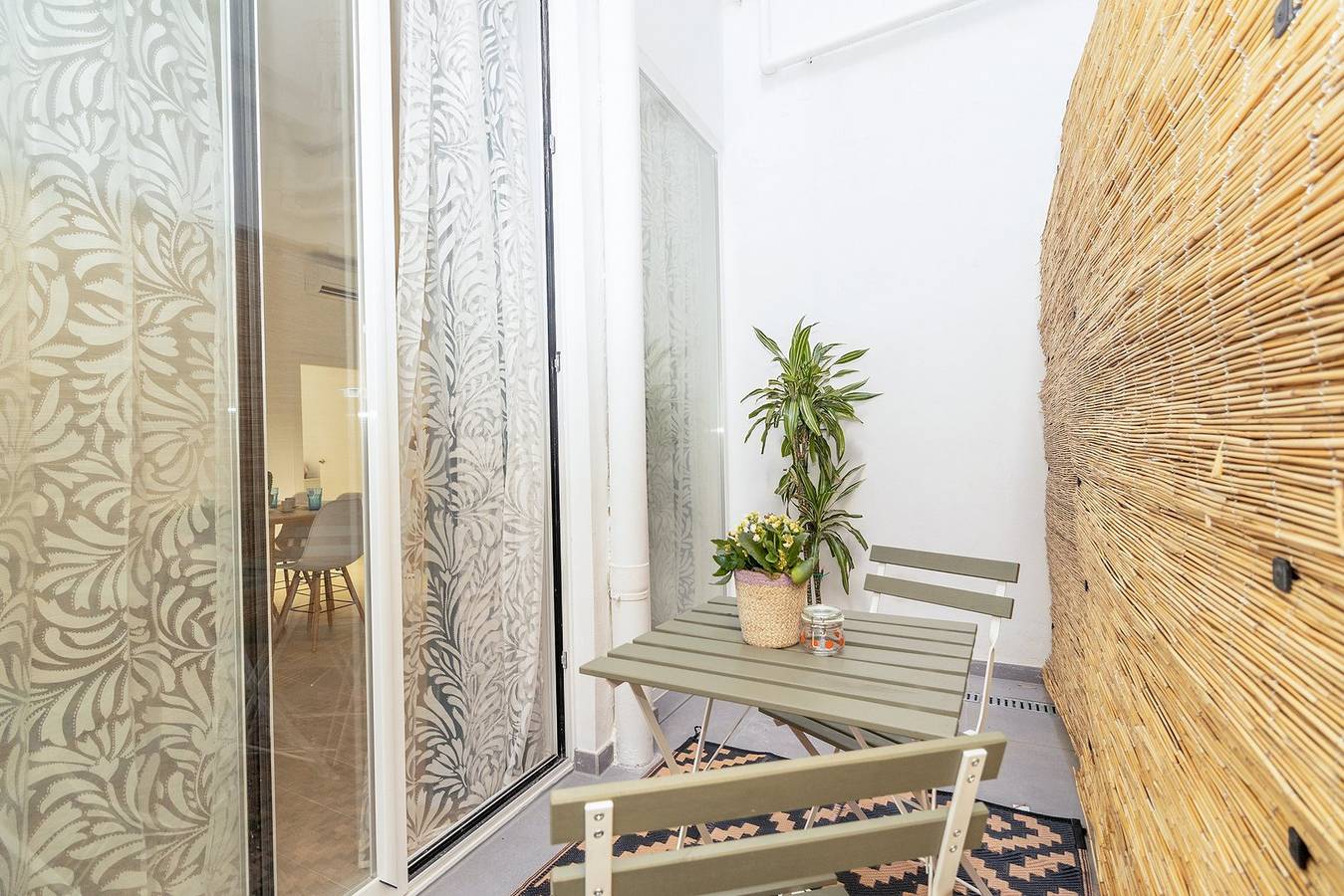 Ganze Wohnung, Ferienwohnung für 6 Personen mit Terrasse in La Malvarrosa, Valencia