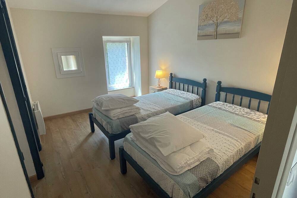 Country gite with view of Monflanquin in Monflanquin, Villeneuve-sur-Lot region