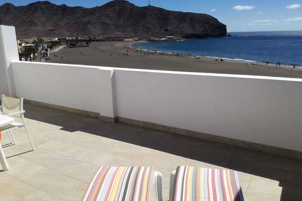 Apartamento entero, Atico de lujo en primera línea de playa con vistas espectaculares in Playa de Gran Tarajal, Gran Tarajal