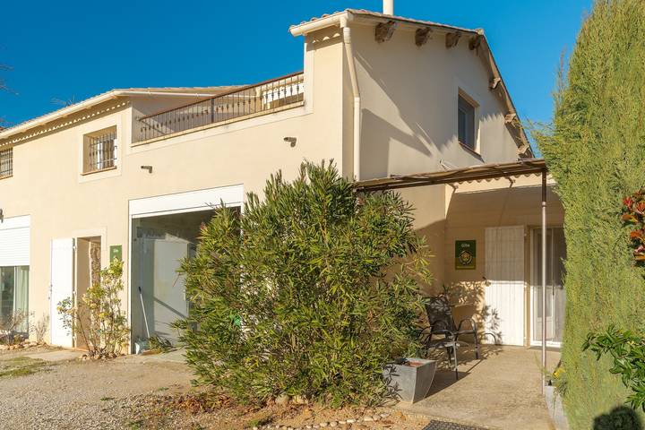 Gîte « La Miellerie » con piscina condivisa, terrazza privata e aria condizionata in Gréoux-les-Bains, Alpi dell'Alta Provenza