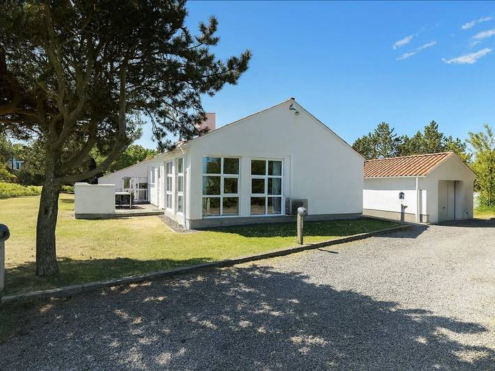 Ferieudlejning for 14 personer, med Terrasse og Have samt Pool i Fjellerup Strand