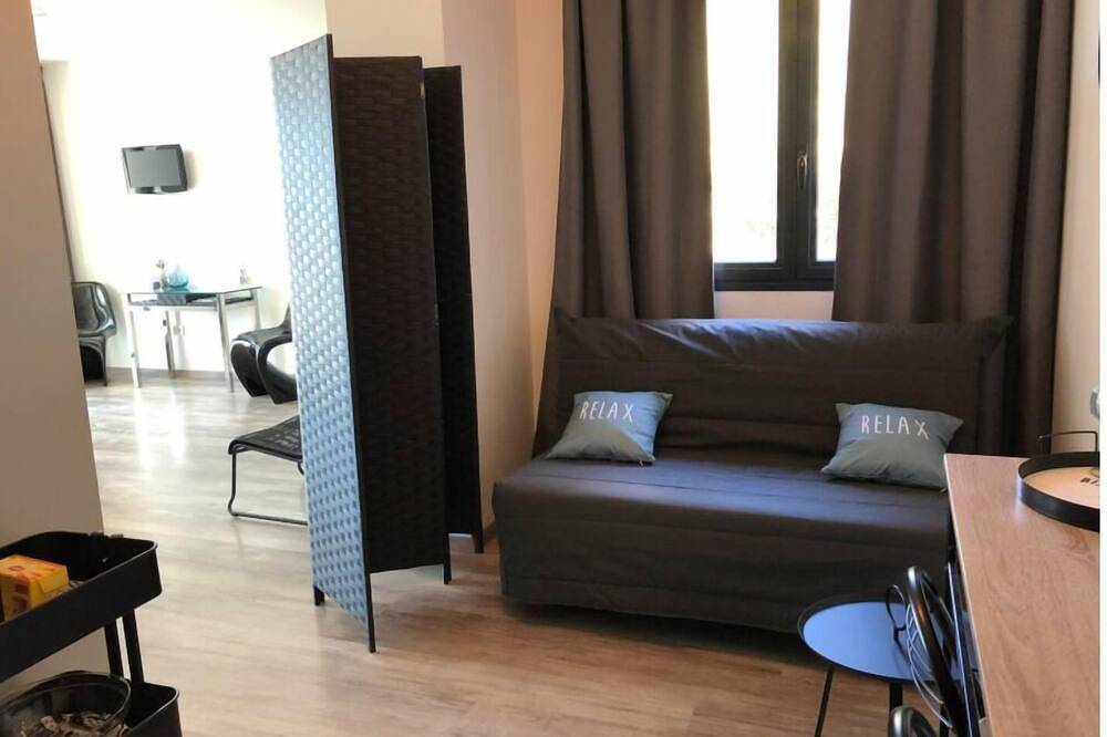 Appartement entier, Grand studio terrasse de standing, pleine vue village et proche mer in Carry-le-Rouet, Côte méditerranéenne (France)