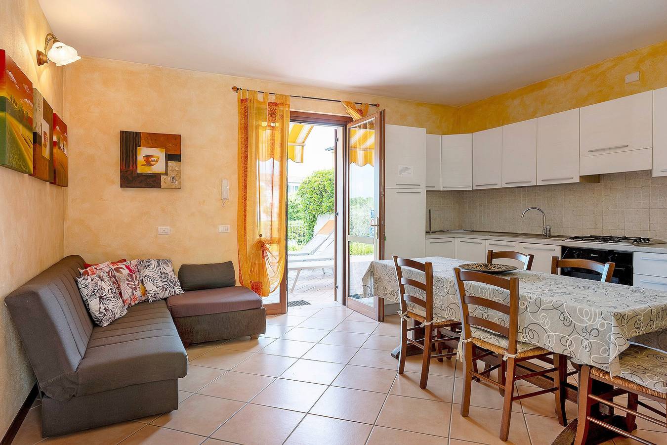 Apartamento entero, Appartamento Gigli con jardín, piscina compartida, Wi-Fi y aire acondicionado in Lazise, Montañas Garda