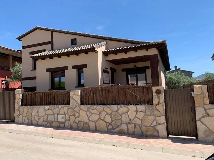 Apartamento para 14 personas, con Balcón y Terraza además de Jardín y Piscina en Sotillo de la Adrada