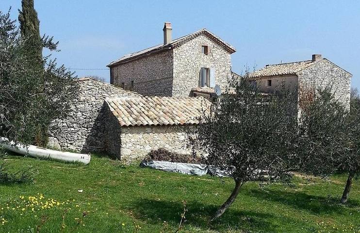 Location de vacances pour 3 personnes, avec Terrasse et Jardin ainsi que Piscine et Vue à Bidon