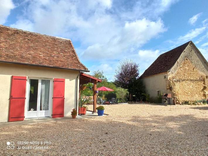 Gîte pour 2 personnes, avec terrasse ainsi que jardin et vue à Saint-Jean-d'Eyraud