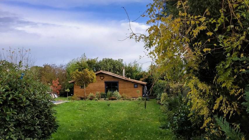 Gîte pour 4 personnes, avec Jacuzzi et Terrasse ainsi que Jardin et Piscine à Le Taillan-Médoc